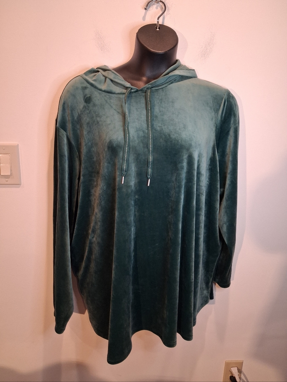 New Livi Size 30/32 Green Velvety Pullover Hoodie
